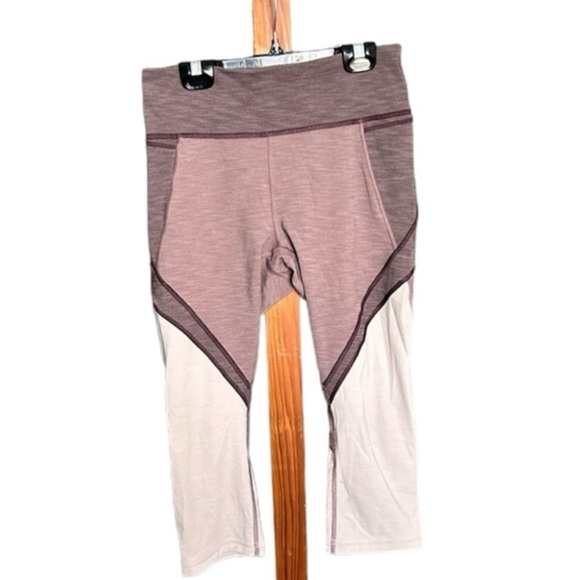 Lululemon Early Extension High Rise Crop Size 8 - Picture 3 of 5